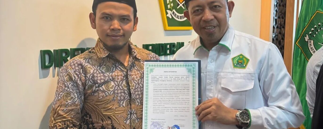 Penyerahan Sertifikat Izin Operasional Pendidikan Diniyah Formal